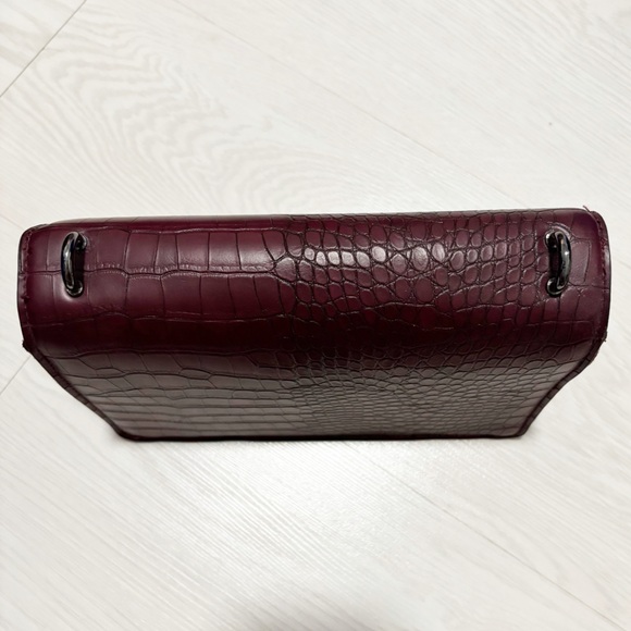 Elegant Croc-Embossed Suede Crossbody Burgundy Flap Ring Hardware 2 Straps - Picture 4 of 16